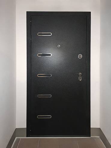Черная порошковая дверь