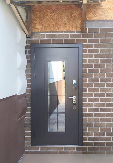 Дверь с окном в доме